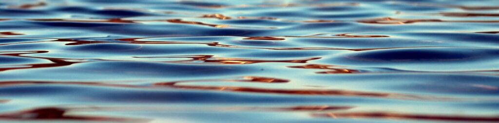 Wasseroberfläche eines Sees