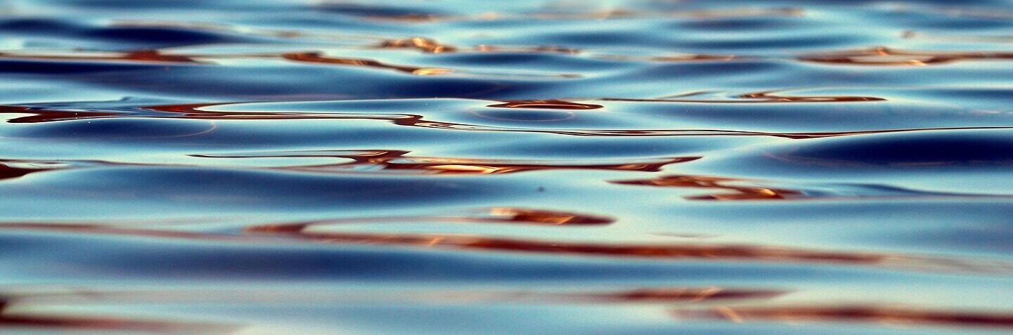 Wasseroberfläche eines Sees