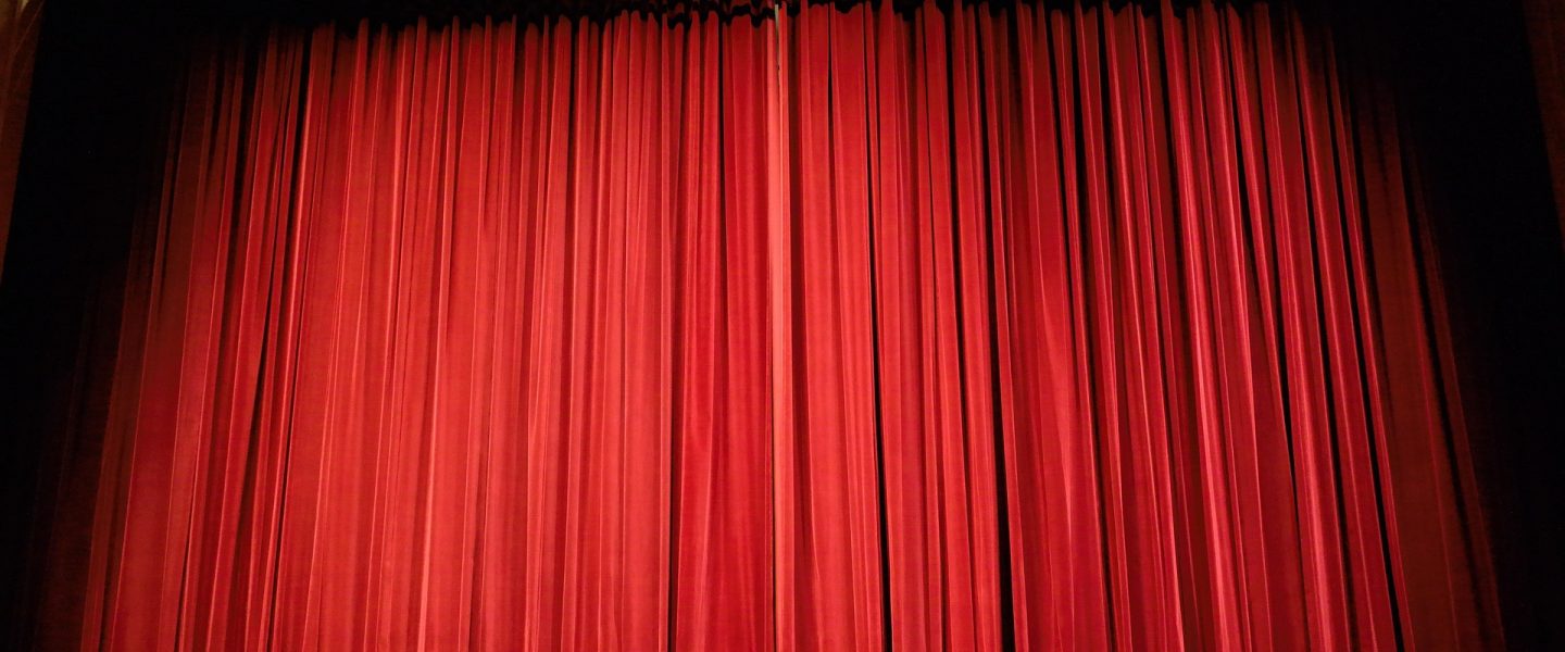 Wenn der Alltag zur Bühne wird: Roter Theatervorhang