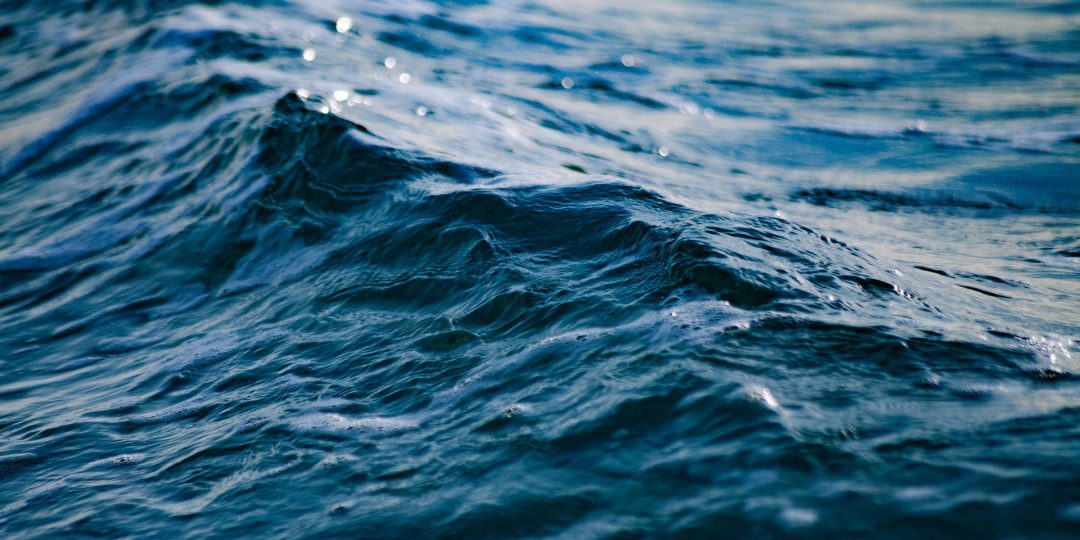 Eine Welle im blauen Meer.