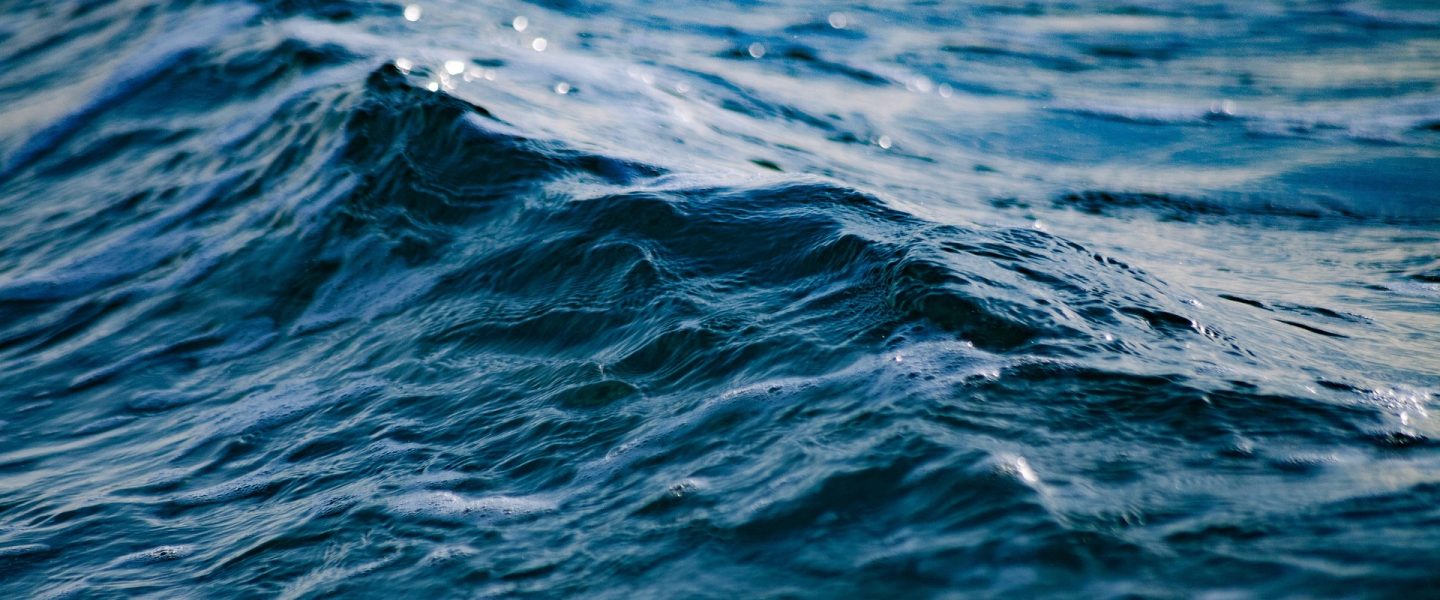 Eine Welle im blauen Meer.