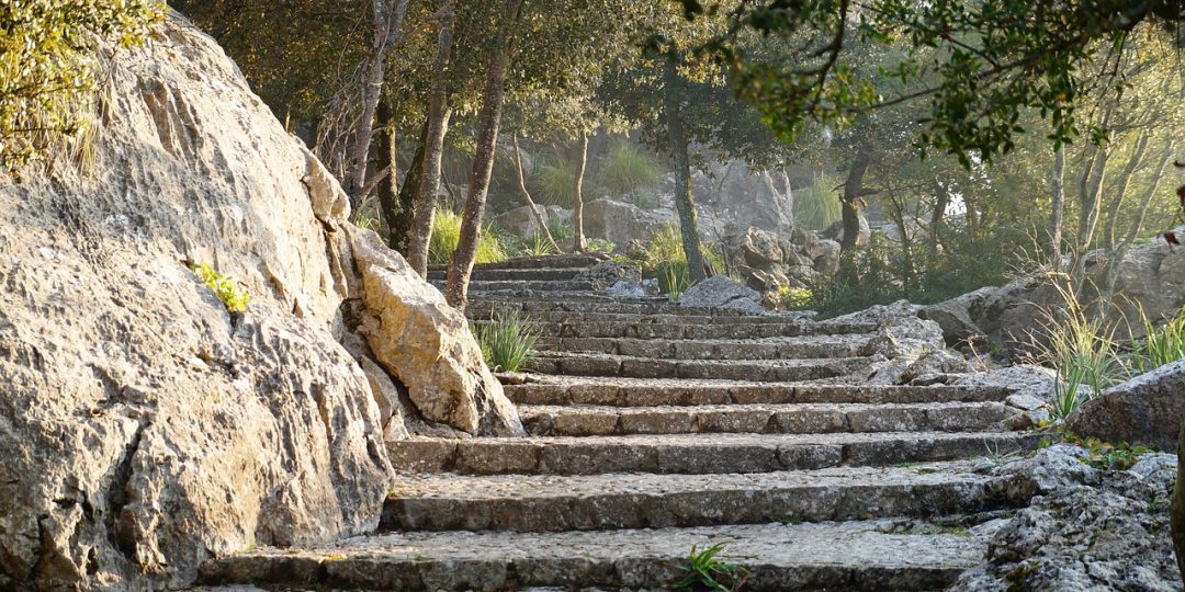 Steintreppe zwischen Felsen