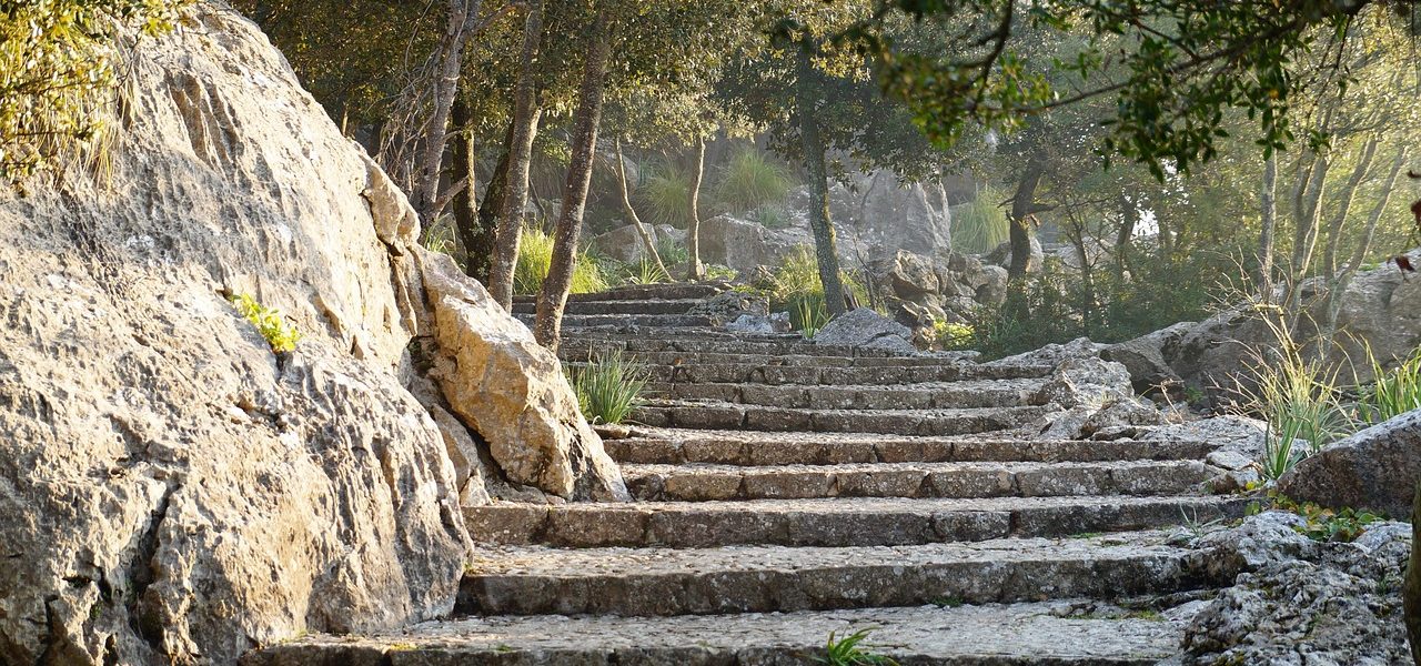 Steintreppe zwischen Felsen